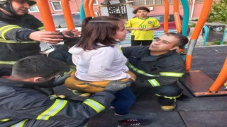 Parktaki salıncağa sıkışan çocuğu itfaiye kurtardı