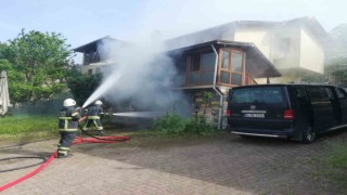 Patlayan akü otomobili demir yığınına döndürdü, villa hasar aldı