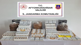 Pazarda kaçak tütün ve makaron satarken jandarmaya yakalandı