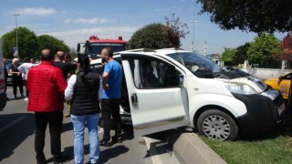 Pendikte 2 araç çarpıştı: 1i bebek 4 yaralı