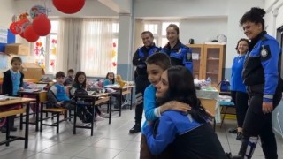 ‘Polis hayranı küçük öğrenciye polislerden okulda ziyaret