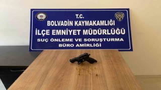 Polis yaptığı aramada ruhsatsız tabanca ele geçirdi