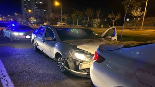 Polisin ‘dur ihtarına uymayan ehliyetsiz sürücü kazaya karıştı