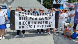 Polonyada hemşirelerden protesto
