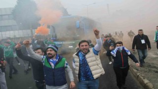 Rizespor taraftarı, takımı stada meşalelerle uğurladı