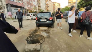 Rögar kapağına takılan otomobilin hava yastıkları patladı: 2 kişi yaralandı