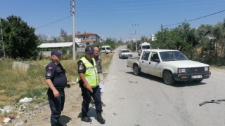Rus turistlerin içerisinde bulunduğu otomobil kamyonetle çarpıştı: 2 yaralı