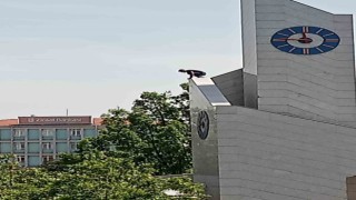 Saat kulesine tırmanan gencin tehlikeli oyunu kameraya yansıdı