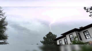 Sağanak öncesi çakan şimşekler görsel şölen oluşturdu