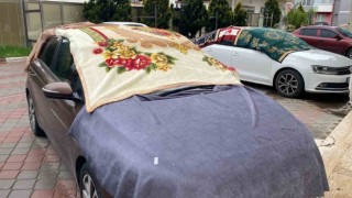 Sağanak yağış uyarısı yapılan Kastamonuda araçlara battaniye ve halılı koruma