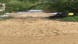 Sağanak yağış ve dolu sonrası su basan ev ve ahırlarda hayvanlar mahsur kaldı