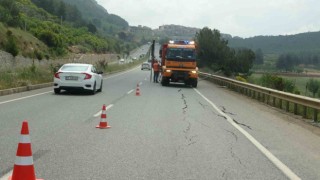 Sağanak yağışın etkili olduğu Menteşede yol çöktü