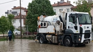 Sağanak yağmur Selendide su baskınlarına sebep oldu