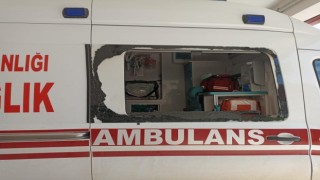 Sağlık ekiplerine saldırdı, ambulansın camını kırdı