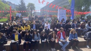 Sahil bandında kitap okudular