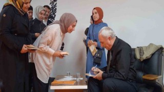 Şair Nurullah Genç sevenleriyle buluştu