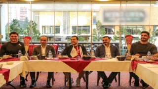 Şampiyon güreşçiler yemekte bir araya geldi