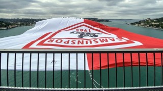 Şampiyon Samsunsporun bayrağı İstanbul Boğazına asıldı