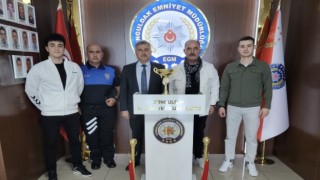 Şampiyonluk kupasını İl Emniyet Müdürüne getirdiler