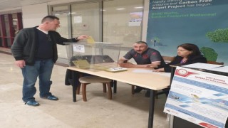 Samsun-Çarşamba Havalimanı gümrük sandıklarında oy verme işlemi