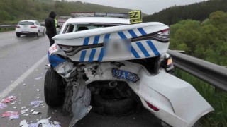 Samsunda otomobil park halindeki polis aracına çarptı: 2 yaralı