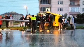 Samsunda ticari taksi direğe çarptı: 2 yaralı