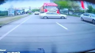 Samsunda yürekleri ağza getiren kaza kameraya yansıdı