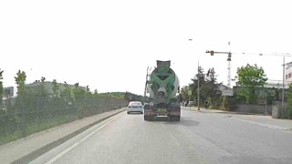 Sancaktepede beton mikserinin tehlikeli yolculuğu kamerada