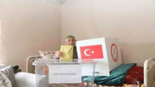 Sandığa gidemeyenlerin evine sandık götürüldü