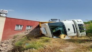 Şarampole yuvarlanan kamyonu ev kurtardı