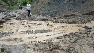 Sasonda selden kapanan köy yolları ulaşıma açıldı