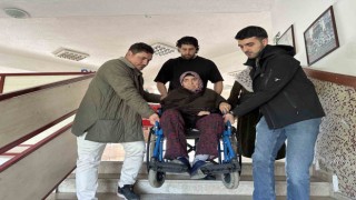 Şehit eşi tekerlekli sandalye ile sandık başına taşındı