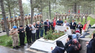 Şehit Teğmen Cemal Tepeli kabri başında anıldı