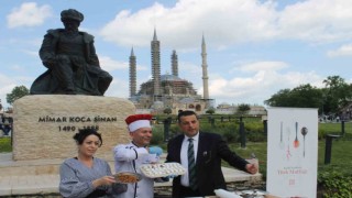 Selimiyenin gölgesinde bademli kurabiye yoğruldu