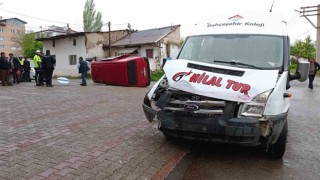 Servis aracı minibüse çarptı: 5 yaralı