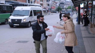 Servis bekleyen vatandaşlara iç ısıtan ikram
