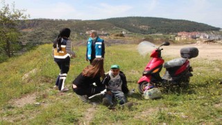 Seyir halindeki motosiklet devrildi, sürücüsü yaralandı