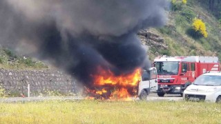 Seyir halindeki otomobil alev alev yandı