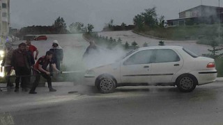 Seyir halindeki otomobilden yükselen dumanlar paniğe neden oldu