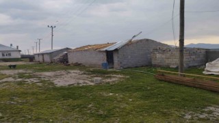Şiddetli rüzgar çatıları uçurdu