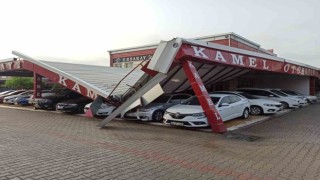 Şiddetli yağış galerilerin çatılarını çökertti, araçlar zarar gördü