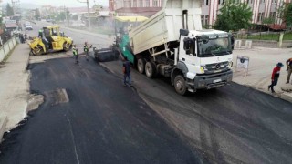 Siirt Belediyesi kent genelinde 40 bin ton asfalt kullanarak yoları onarıyor