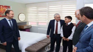 Şimşek çikolata üreten öğrencileri tebrik etti