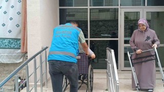 Sındırgıda engelli vatandaşlar ekiplerin yardımıyla oylarını kullandılar