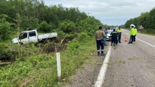 Sinopta kamyonet yol kenarına savruldu: 2 yaralı