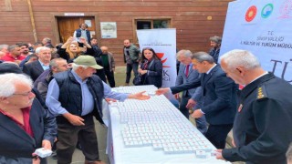 Sinopta namaz sonrası yöresel ikramlık dağıtıldı