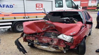 Sinopta otomobil traktörle çarpıştı: 2 yaralı