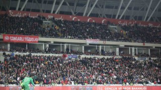 Sivassporlu taraftarlar stadyumun büyük bölümünü doldurdu
