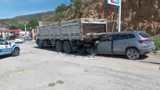 Sivasta otomobil kamyonun altına girdi: 1i çocuk 5 yaralı