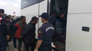 Sivasta tırın dorsesinden 134 kaçak göçmen çıktı